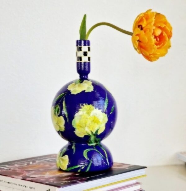 handbeschilderd glazen kunst vaas, blauw paars met gele bloemen izartshop