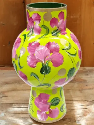 handbeschilderde kunst vaas van izartshop met gele en roze tinten