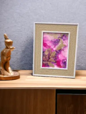 Handgemaakt alcoholinkt schilderij van IzArtShop in vloeibare art stijl. Abstract kunstwerk, ingelijst en uniek van karakter.