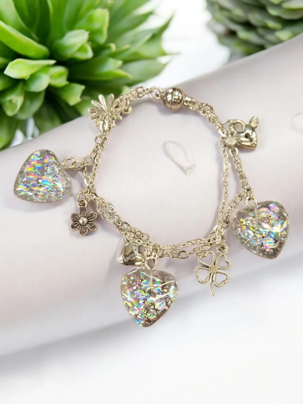 handgemaakte kunstobjecten uit Nederland, rvs armband met resin bedels, unieke cadeaus Izartshop