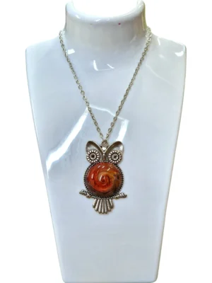 Izartshop Uniek RVS hanger met Uil op zilverkleurige ketting - met liefde voor jou gemaakte sieraad versierd met een resin oog in kleur oranje