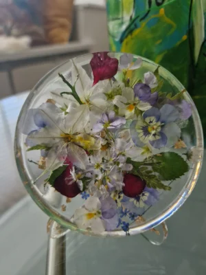 Handgemaakt resin ornament met echte gedroogde bloemen