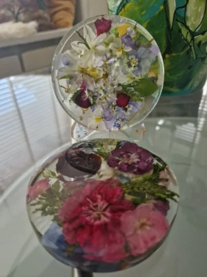 Handgemaakt resin ornament met echte gedroogde bloemen