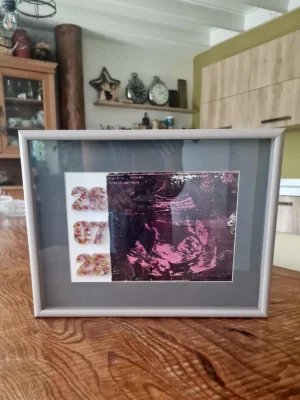 IzArtShop 3D lijst, herinnering met kustwerk en resin letters of cijfers. Persoonlijk herinneringsproduct met creatieve accent. Handgemaakt op maat.