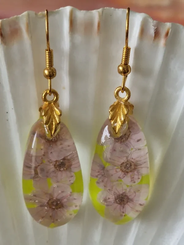 IzArtShop – Handgemaakte Resin Oorbellen in Druppelvorm met Roze Vergeet-mij-nietjes en Felgroene Achtergrond – Goudkleurige RVS Oorhangers, 4,5 cm Lang