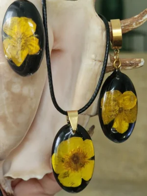 IzArtShop – Handgemaakte Resin Sieradenset met Echte Gele Boterbloem – Oorbellen en Halshanger op Zwarte Achtergrond, Uniek Natuursieraad