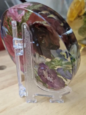IzArtShop handgemaakte ornament met gedroogde bloemen.