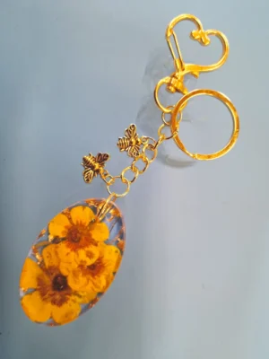 IzArtShop – Handgemaakte Resin Sleutelhangers met Echte Gedroogde Bloemen – Set van 4 Unieke Ornamenten op Gouden Sleutelhanger met Bedels en Ketting (5x3 cm)