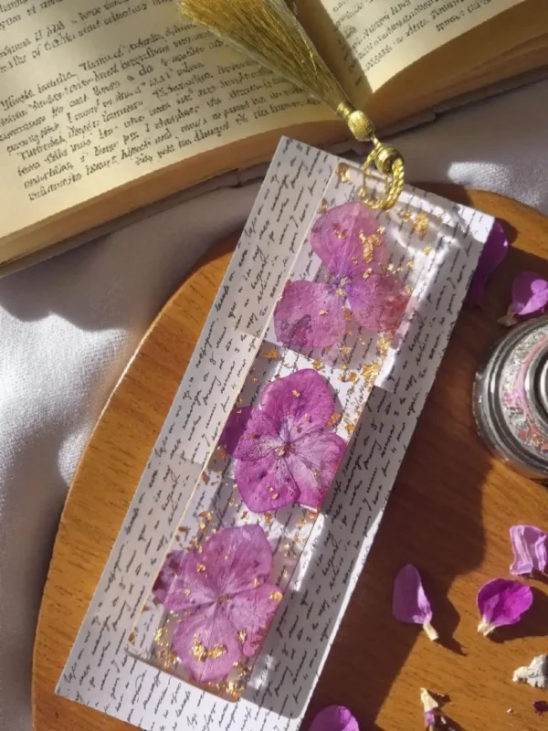 IzArtShop handgemaakte resin boekenlegger met bloemen.