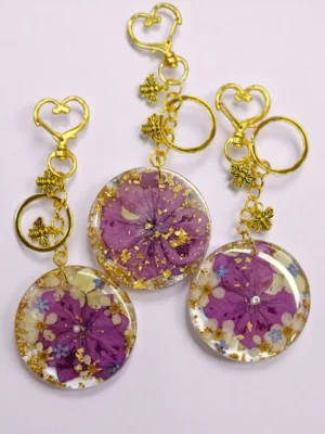 IzArtShop handgemaakte epoxymet gedroogde bloemen.