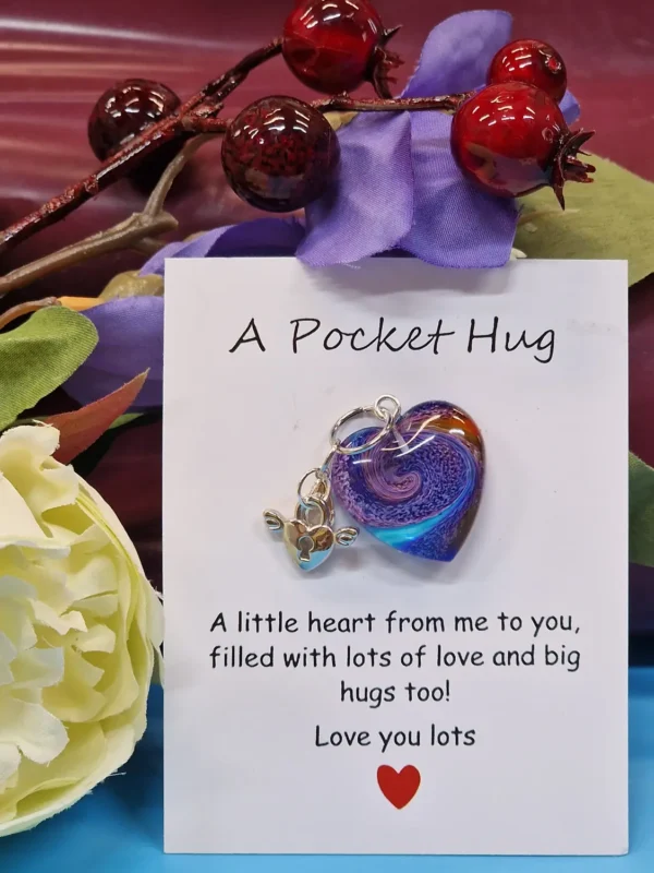 IzArtShop – Pocket Hug met Boodschapkaartje en Resin Hartje (2,5 cm) – Liefdevol Cadeautje met Bedel en Cliphanger