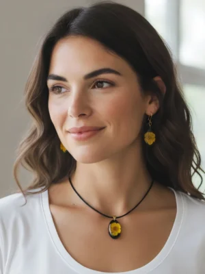 IzArtShop – Handgemaakte Resin Sieradenset met Echte Gele Boterbloem – Oorbellen en Halshanger op Zwarte Achtergrond, Uniek Natuursieraad