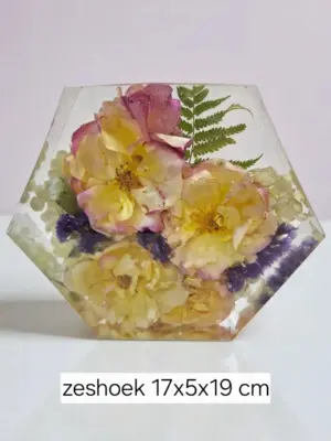 IzArtShop handgemaakte epoxy herinneringsstukken met gedroogde bloemen. resin op bestelling zeshoek
