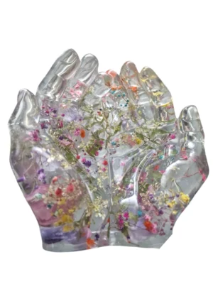 IzArtShop handgemaakte epoxy herinneringsstukken met gedroogde bloemen.
