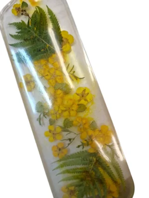 Handgemaakte resin serveerplank van IzArtShop met gedroogde bloemen. Decoratief plankje van 34×10 cm. Uniek, sfeervol en met zorg gemaakt.