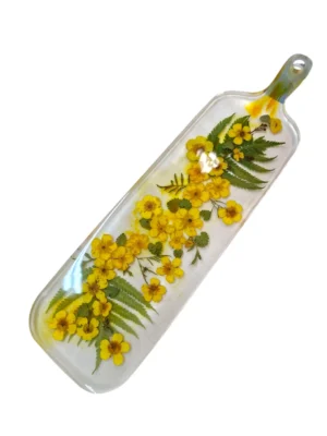 Handgemaakte resin serveerplank van IzArtShop met gedroogde bloemen. Decoratief plankje van 34×10 cm. Uniek, sfeervol en met zorg gemaakt.