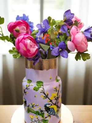 Izartshop handbeschilderde vaas in floraal design met goudblad. Paars H 30 cm D 15 cm