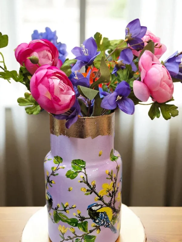 Izartshop handbeschilderde vaas in floraal design met goudblad. Paars H 30 cm D 15 cm