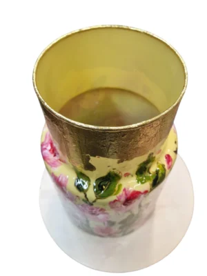 Izartshop handbeschilderde vaas in floraal design met goudblad. Geel en roze H 30 cm D 15 cm