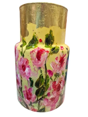 Izartshop handbeschilderde vaas in floraal design met goudblad. Geel met roze H 30 cm D 15 cm