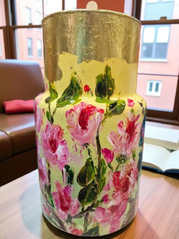 Izartshop handbeschilderde vaas in floraal design met goudblad. Geel met roze H 30 cm D 15 cm