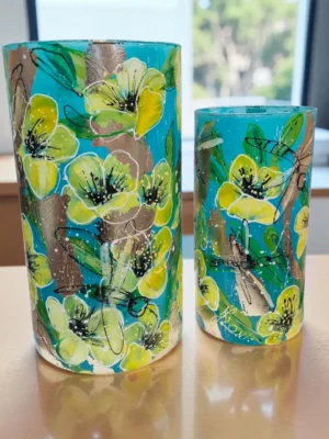 Izartshop groene vazen set in floraal design met goudblad. Duo van 29×15 cm en 23×11 cm.