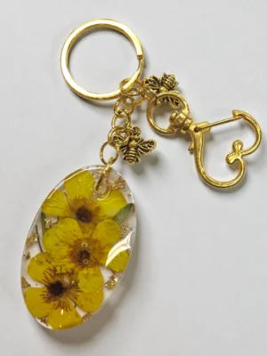 Resin Sleutelhangers met Gedroogde Bloemen in Geel - izartshop One of the kind. Made in Nederland