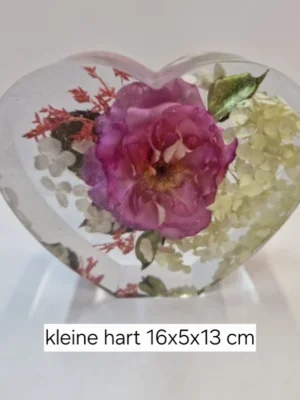 Izartshop bloemen in resin, hars ornament, gedroogde bloemen in epoxy. Resin ornament op bestelling – handgemaakte kleine hart