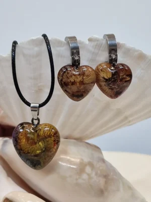 Handgemaakte resin oorbellen en hanger in hartvorm met alcoholinkt – uniek sieradenset van IzArtShop