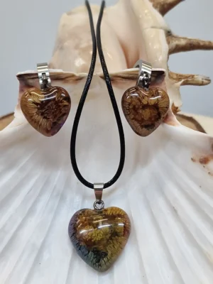 Handgemaakte resin oorbellen en hanger in hartvorm met alcoholinkt – uniek sieradenset van IzArtShop