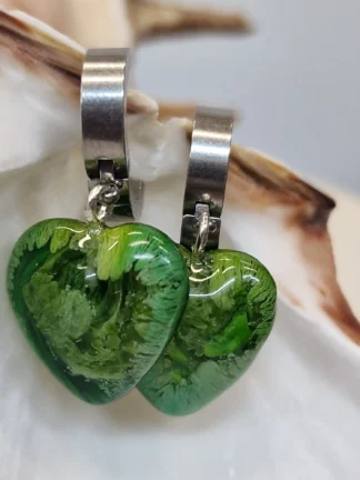 izartshop Handgemaakte groene resin oorbellen in hartvorm met RVS – subtiel en uniek