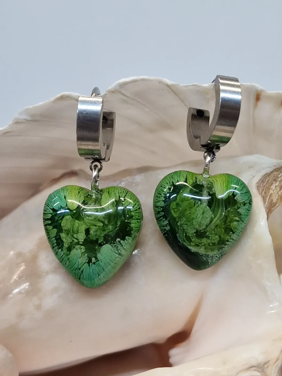 Handgemaakte groene resin oorbellen in hartvorm met RVS – subtiel en uniek