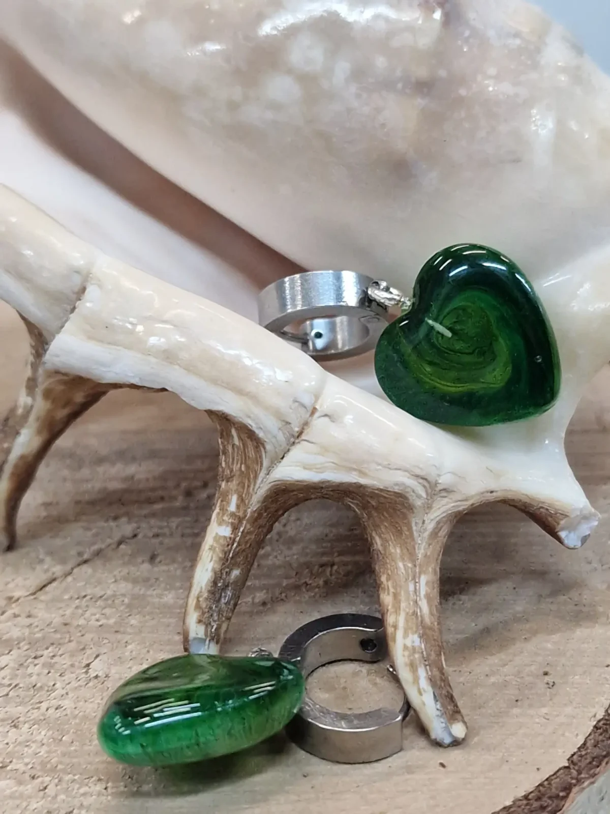 Handgemaakte groene resin oorbellen in hartvorm met RVS – subtiel en uniek