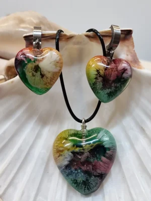 Handgemaakte resin oorbellen en hanger in hartvorm met alcoholinkt – uniek sieradenset van IzArtShop