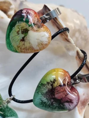 izartshop webwinkel: handgemaakte hanger en oorbellen van resis in multicolor, cadeau voor haar