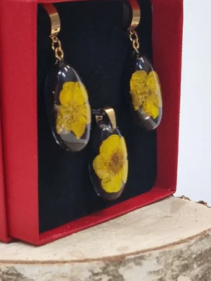izartshop webwinkel: handgemaakte hanger en oorbellen van resis in zwart, met echte bloemen, cadeau voor haar