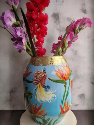 Grote handbeschilderde vaas op blauwe achtergrond van Izartshop