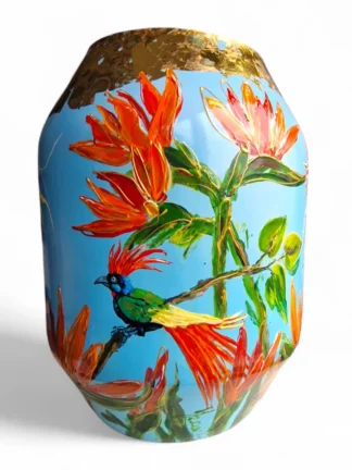 Grote handbeschilderde vaas op blauwe achtergrond van Izartshop