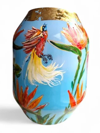 Grote handbeschilderde vaas op blauwe achtergrond van Izartshop