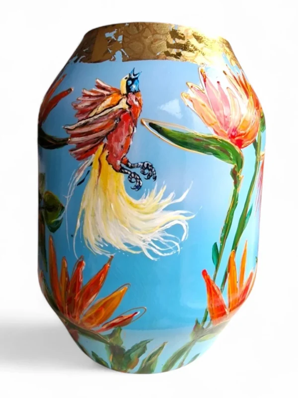 Grote handbeschilderde vaas op blauwe achtergrond van Izartshop