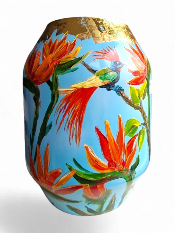 handbeschilderde vaas op blauwe achtergrond unieke kunstobject Izartshop