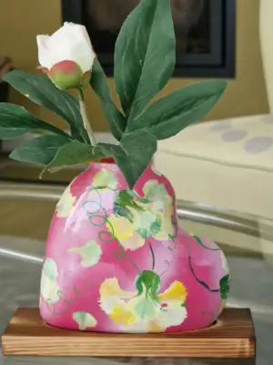 Roze vaasje met bloemen handbeschilderd – romantische hart, uniek