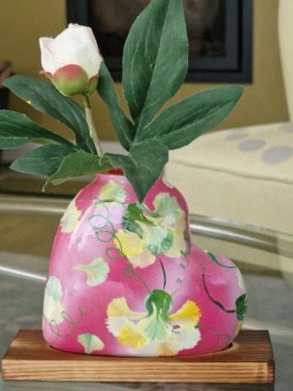 Roze vaasje met bloemen handbeschilderd – romantische hart, uniek
