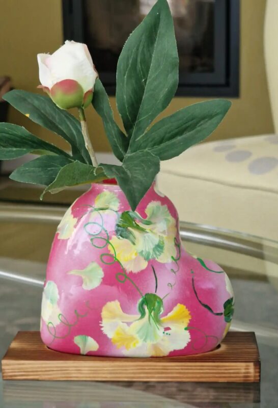 Roze vaasje met bloemen handbeschilderd – romantische hart, uniek