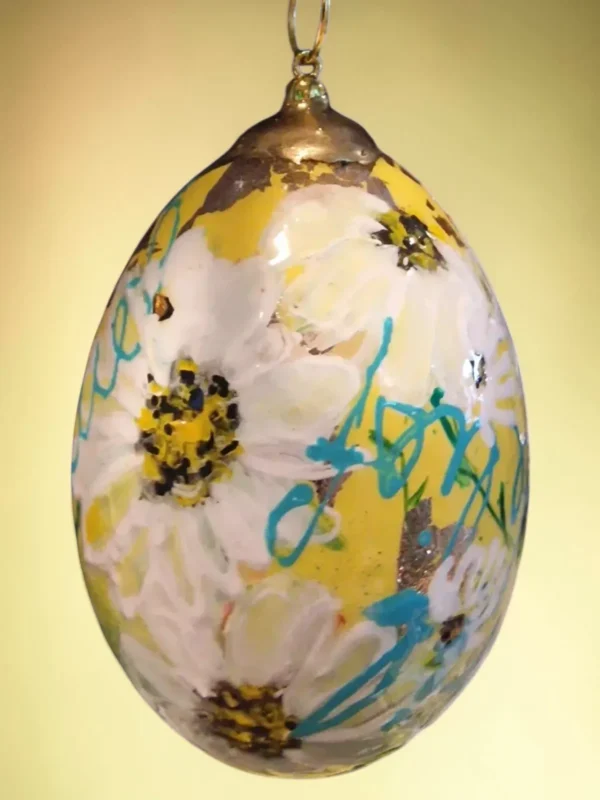 handbeschilderd ganzen ei, levensbloem april, madeliefje, verjaardag, geboorte cadeau