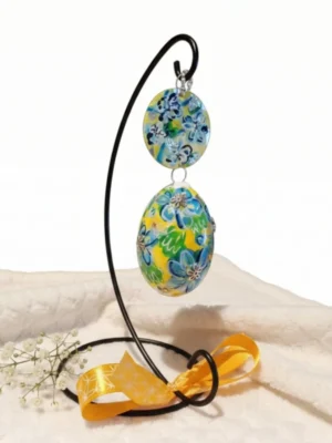 kunst op ei, handbeschilderd in geel en blauw